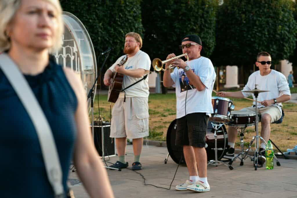 Outdoor Live Music Events in Longmont start in early summer and last through the fall